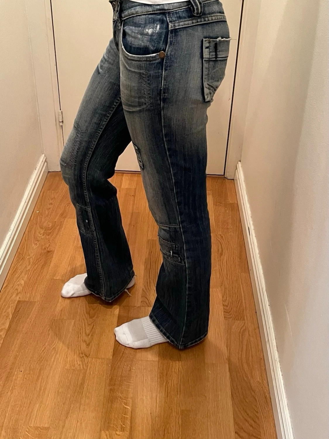 Blå bootcut jeans med patchdetaljer - 4