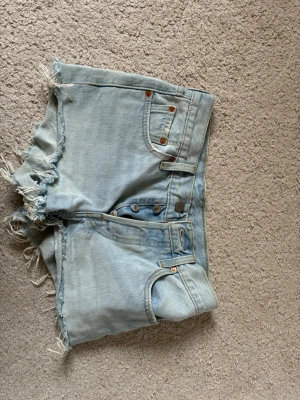 Ljusblå jeansshorts från Levi's -  ljusblå jeansshorts från Levi's💕💕. Jätte fin modell och är i toppen bra skick 