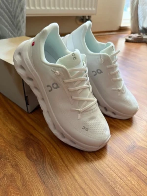 Oncloud DamSneakers - Helt nya Oncloud skor, fel storlek därav säljes. Nyskick helt nya strlk 38