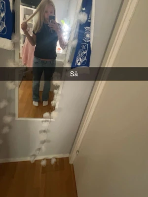 Ljusblå bootcut jeans - Säljer ett par ljusblå jeans med bootcut-modell och låg midja från Gina 