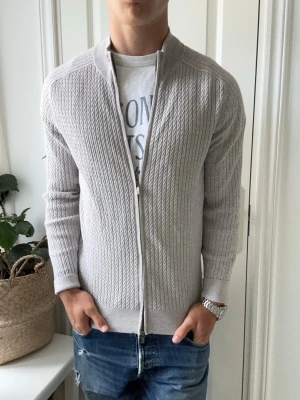 Massimo Dutti cardigan  - Massimo Dutti cardigan, Inga defekter! Modellen i bilderna är 180 cm 75 kg och bär Storlek M , Kom med frågor! 🌟 (Kan gå ned i pris vid köp av paket 😉) 
