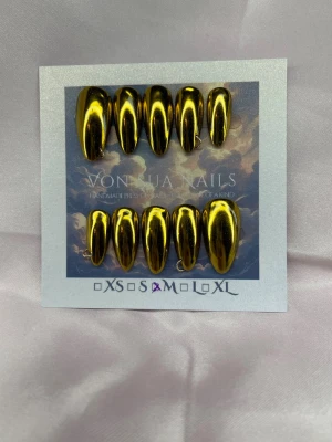 Aurum (M);Medium Almomd - Snygga handgjorda press-on naglar i spegelblank guld krom med en medium lång almondform. Naglarna har en riktigt glansig finish och ger en lyxig känsla. Perfekt för dig som vill sticka ut med metallic och trendig look. Kommer i M: 16 mm, 12 mm, 12,5 mm, 11,5 mm, 10 mm