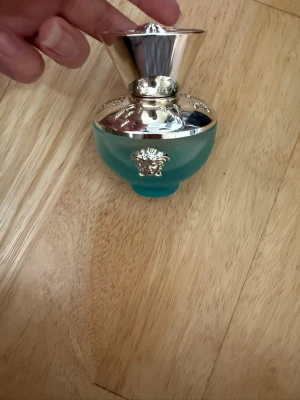 Versace Turkos parfymflaska med silverdetaljer - Den är ej använd fick den i present. 50 ml, oanvänd!!