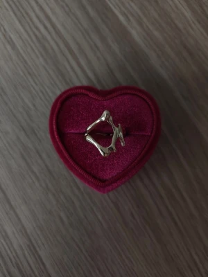 Guldfärgad ring med unik organisk form - Detaljer ring i storlek 16,9mm, guldfärgad.