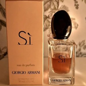 Giorgio Armani Sì Eau de Parfum - Säljer min parfym från Armani, ca 50% av parfymen är kvar i flaskan. Den har varit förvarad mörkt och svalt, och doften är fortfarande lika fin som ny. ✨ Kartong medföljer 😊