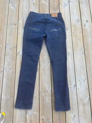 Nudie jeans tape ted  - Säljer dessa schyssta nudie jeansen i modellen ”tape ted” , storlek W32, L32!  De är i mycket fint skick, inga defekter! Hör gärna av dig vid funderingar😊