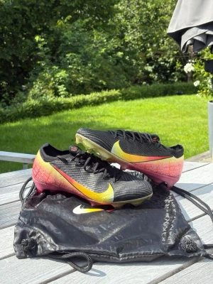 Nike Mercurial Vapor 15 FG - Säljer ett par riktigt feta Mercurial vapor, Vini Jr skorna.  Nya pris för dessa skor är runt 3149 kr.  | Storlek 44 | Pris kan diskuteras | Vid funderingar är det bara att fråga på |🤩🤩🤩