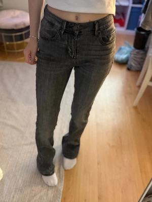 Grå jeans  - Säljer mina gråa jeans då jag inte trivs i dom längre. Dom är högmidjade och super mjuka. Inga synliga skador eller liknande. Skriv om du har frågor. (Priset kan alltid diskuteras)