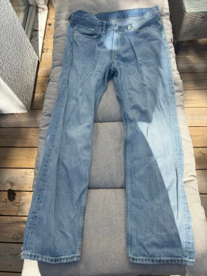 Ljusblå raka jeans - Säljer ett par ljusblå jeans med rak passform och klassisk femficksdesign. Jeansen har normal midja och är tillverkade i denim med en avslappnad look. Perfekta för en casual stil och passar till det mesta i garderoben.