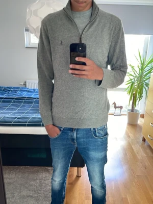 Ralph lauren Zip tröja  - Grå Ralph lauren zip i merinoull i mycket bra skick. Hör gärna av er vid frågor eller funderingar!