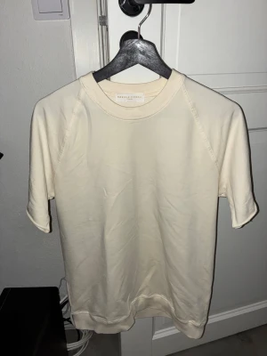 Daniele Fiesoli T shirt  - Säljer en finstickad Daniele fiesoli t shirt för ett billigt pris, den är knappt använd och har inga defekter alls. Alltså i toppskick!
