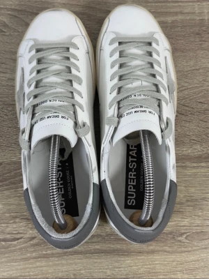 Vita Golden Goose Superstar sneakers - använda 2-3 gågner  . kvitto ,, box , dustbag, 3 ärktenhetsbevis medföljer