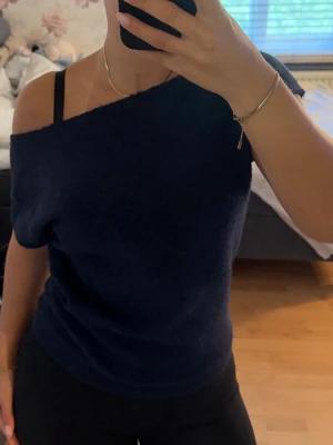 Snedskuren one shoulder top - Mjukt stickat material