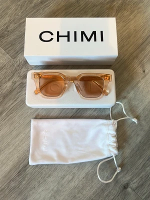 CHIMI solglasögon  - Säljer ett par CHIMI solglasögon med en orange färg. Dom har inte använts såpass mycket och därför vill jag sälja de. Allt i bilden ingår! Hör av er vid frågor, allt gott