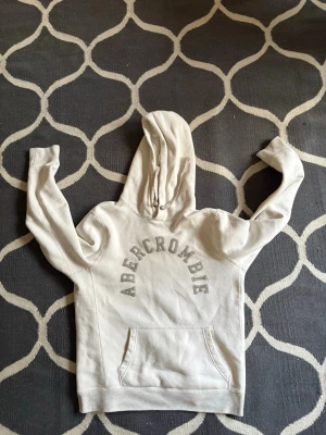 Vit hoodie från Abercrombie - Säljer min snygga vita Abercrombie & Fitch hoodie nu då den inte kommer till användning längre 