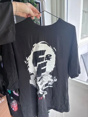 Svart Fast & Furious t-shirt BoohooMAN - Svart t-shirt från BoohooMAN med stort Fast & Furious-tryck på ryggen. T-shirten har rund hals och korta ärmar. Perfekt för dig som gillar streetwear och filmreferenser.