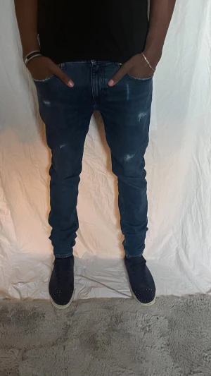 Boss jeans  - Mörkblå boss slim fit jeans ny pris 1299kr custom made jeans slitningar är gjorda själva 32w/34L