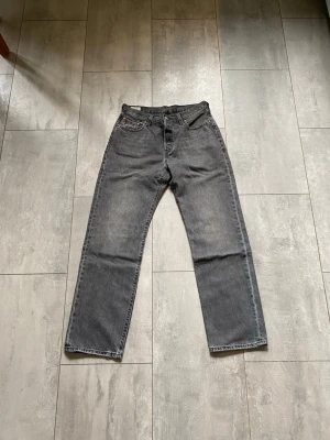 Levi’s 501 - Levi’s 501. W29 L32. Välanvända men har fortfarande mycket att ge. 