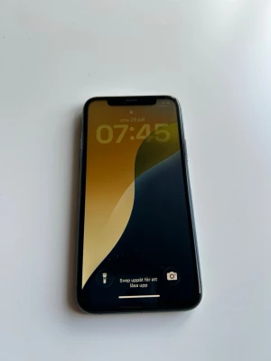 iPhone 11 Pro  - iPhone 11 pro 256gb lagring,  100% batterihälsa och helt repfri framskärm men bakglaset är trasigt fast det är inget som märks eller stör funktionen alls. Mvh Alfred 😊