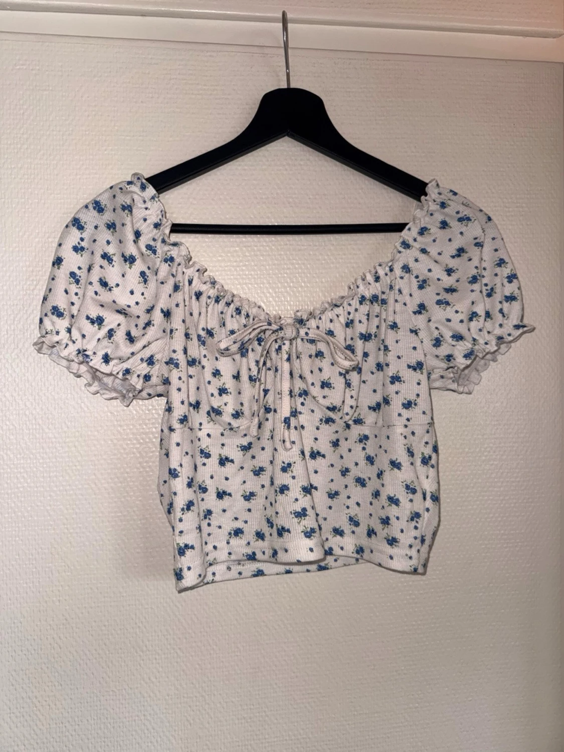 Vit blommig croppad blus med puffärm - 2