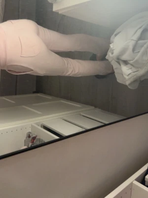Ljusrosa mjukisbyxor med utsvängda ben - Säljer ett par ljusrosa mjukisbyxor med utsvängda ben och resår i midjan. Byxorna har fickor bak och är gjorda i ett mjukt, bekvämt material som passar perfekt för chill dagar. Supersnygga att matcha med en hoodie eller crop top.