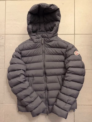  Colmar jacka  - Säljer en helt ny svart Colmar jacka i storlek xs köpt nu till hösten. Kunde inte lämna tillbaka den så säljer den här