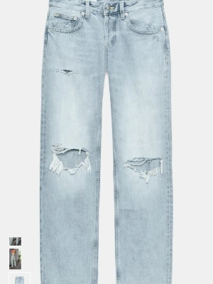 Ljusblå lågmidjade raka jeans med slitningar - Säljer ett par ljusblå jeans från Zara med raka ben och tydliga slitningar på både fram- och baksida. Storlek 36, lite stora på mig som är 163 och bär Xs/ S i byxor. Slutsålda i alla storlekar. Prislapp kvar. Kan även tänka mig att byta till 34.            Skriv för fler frågor och bilder🩷