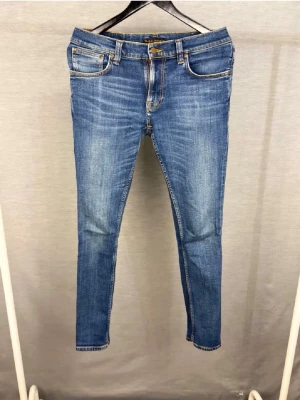 Nudie jeans - Säljer dessa jeans från Nudie. Jeansen är helt nya och i perfekt skick. Storleken är W31 och L30 och modellen är thight terry. Midjan är ca 39cm. Skriv vid fler frågor!