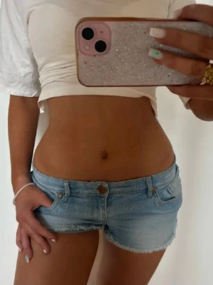 Lågmidjade vintage jeansshorts  - Såå fina blå  lågmidjade vintage jeansshorts! midjemått rakt över: 41. Jag är 168 och det är mina bilder, köp via köp nu direkt eller Swish, kvar tills markerad som såld 💖 