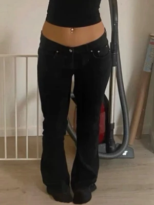 Lowwaist bootcut jeans - Säljer ett par fina jeans från ginatricot i storlek 34. Low waist och bootcut. Midjan är ca 34cm rakt över och ca 76cm innerbenslängd. Tyvärr blivit urtvättade men mycket kvar att ge.