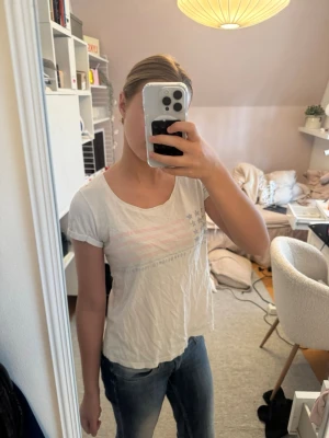 Vit t-shirt från Gina Tricot - En tröja från Gina, det står att den är i storlek M men jag skulle säga XS då den är liten i storleken, har ett litet hål på axeln därav priset men syns inte när man har den på ❤️