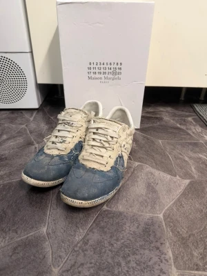 Maison margiela gats - Säljer ett par Maison Margiela GATs med Paint Splat.  Skick: 8/10 Lite snedslitna vid hälen och ena skon har släppt lite framtill, men det är limmat och ska inte vara några problem.  * Storlek 43 – passar även 42 * Box och allt som ingår följer med * Fraktas inom 24 timmar * Kan inte garantera äkthet  Skicka meddelande vid intresse! 📩