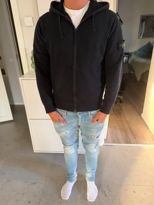 Stone island hoodie - Tja säljer denna as feta stone island hoodie till ett grymt pris! För endast 1599(pris diskuterbart) Ny pris ligger på runt 4000kr!! Modellen på bilden är 184 och väger 86kg! Den är självklart äkta! Hör av er vid frågor eller funderingar!