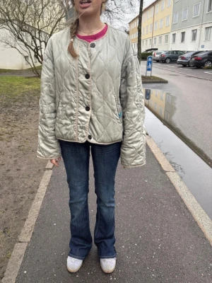 Grön Zara jacka - Säljer min superfina gröna Zara jacka. Bra skick storlek S men passar xs-m. Perfekt till hösten! 