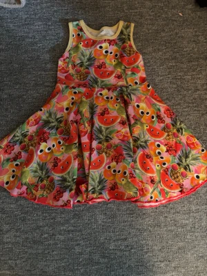 2 klänningar och 1 set för barn - Jag säljer 2 st klänningar som är i storlek 98. Och ett set med ett linne och ett par byxor i storlek 104. Dom är inte från nått varumärke dom är sydd av en sömmerska. Dom är i väldigt bra skick har inte använts jätte mycket, och är jätte gulliga och fina. 500kr för alla 3.💗💗