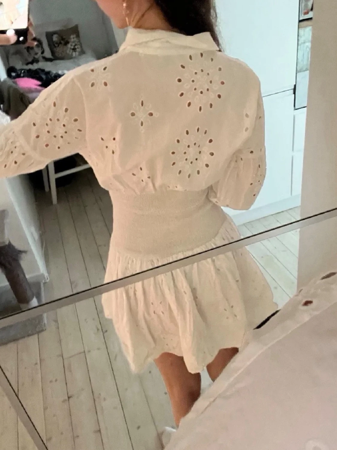 Vit kort klänning med broderade detaljer - 2