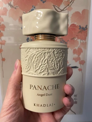 Khadlaj - Panache Angel Dust - Inspirerad av YSL Libre Vanilla Couture och luktar näst intill identiskt. Blindköp från min sida. Flaskan är endast öppnat och testsprutad men doftens DNA faller mig inte i smaken. Säljer därför vidare. Skickas med originalkartong. 