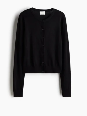 Svart kofta från H&M - En klassisk svart kofta från H&M med rund halsringning och knäppning framtill. Långärmad modell i mjukt, tunt material som passar perfekt till lager-på-lager. Enkel och stilren design som funkar till det mesta. Nypris 179, pris kan diskuteras.