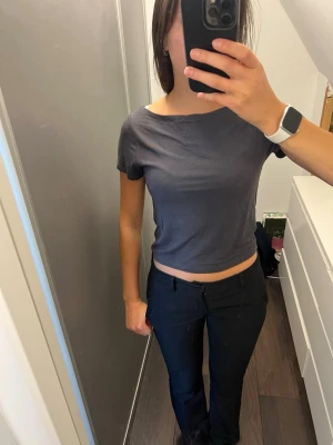 Mörkgrå croppad topp Gina Tricot - Säljer en enkel och stilren mörkgrå croppad topp från Gina Tricot. 