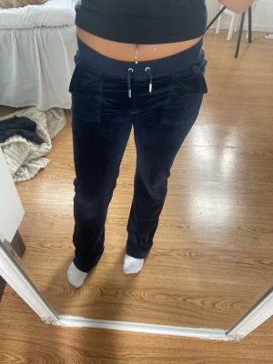 Juicy couture mörkblå - Mörkblåa juicy byxor | storlek xs, jag är 154 lång | mycket bra skick, använt fåtal gånger 