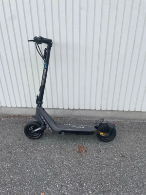E-Wheels E2S Urban Max - E-Wheels E2S Urban Max Elsparkcykel   NY PRIS 12990kr (NY MOTOR OCH NYTT BACKDÄCK) Den är perfekt för Stadspendling. Den har gått 247 KM, Anpassningsbar hastighet via scooterns app, spärrad på 20 Kmh men uppblåsbar till 40 Kmh. 600W watt motor med toppeffekt på 1300W. Inga problem med den. Stötdämpare fram och bak. 70 KM Räckvidd på sparsamt läge. Den har fyra hastighetslägen 1:6Kmh 2:15Kmh 3:18Kmh 4:20Kmh. Laddare följer med och slang för att pumpa däck. Manual följer också med. Osv 