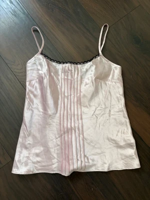 Pyjamas set i silkes likande material  - Pyjamas set i storlek 34/36 endast testad så som nytt! 
