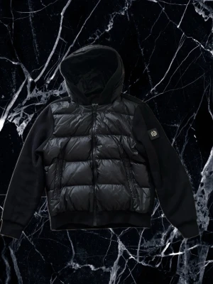 Bvaldi Cardigan - Tja, säljer denna cardiganen från Bvaldi, använd bara ett par gånger. Köpt rakt ur butik [2500kr]. Riktigt bra plagg som är i hög kvalité och är perfekt till kylare nätter och vintern/hösten. Kontakta vid frågor 😁