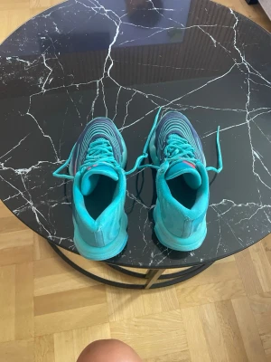 Giannis Immortalety 4 -  Nike Giannis Immortality 4 i en snygg turkos/blå färg med röda detaljer. Skorna är använda men fungerar fortfarande bra för basket och träning. Det finns lite slitage på vissa delar, vilket syns på bilderna. Perfekta för dig som vill ha ett par snygga basketskor till ett bra pris. Utan box 