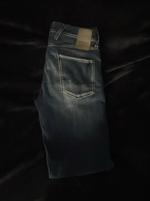 Replay hyperflex blå jeans W29 - Säljer ett par replay hyperflex jeans i storlek 29/32. Jeansen är i väldigt bra skick och slim fit passform. Kontakta vid frågor!
