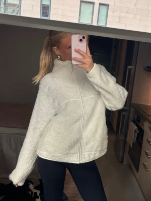 Vit teddyjacka  - Så mysig och skön köpt på Lager för 200kr