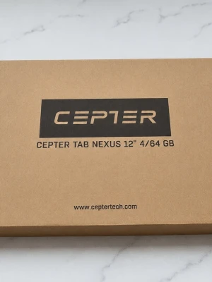 Helt ny Cepter Tab Nexus 12" (4/64 GB) – Oöppnad med kvitto - Säljer en helt ny och oanvänd Cepter Tab Nexus surfplatta med en stor och skarp 12-tums 2K-skärm samt 64 GB lagringsutrymme. Den köptes på Power för någon vecka sedan där nypriset i butik just nu ligger på 2 999 kr.   Förpackningen är helt oöppnad och obruten med plasten intakt, och digitalt eller fysiskt kvitto medföljer självklart vid köpet. Surfplattan drivs av Android 14 och har en kraftfull 8-kärnig processor samt 4 GB RAM. Finns att hämta I Malmö, även skickas om köparen står för frakten.