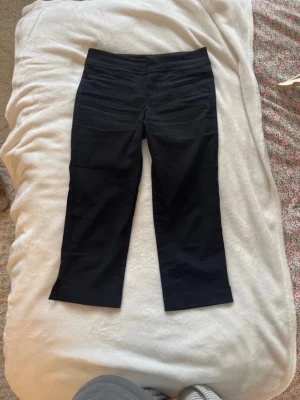 Svarta Capris  - Säljer helt nya Capris från Bershka