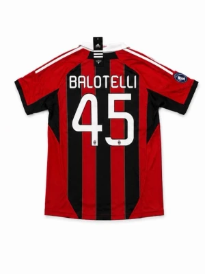 AC Milan matchtröja Balotelli 45 - Helt oanvänd Milan matchtröja med Balotelli på ryggen med nummer 45. Skriv vid funderingar!
