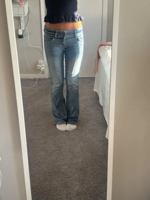 blå bootcut jeans - Säljer ett par blå bootcut jenas från bershka lite stora i storleken så passar säkert 32-34